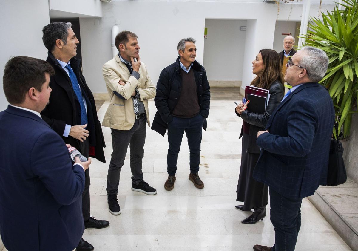 Miguel Ángel Vargas, Tomás Dasgoas, Enrique Conde, Carlos Augusto Carrasco, Paula Fernández y Pedro Hernando, ayer en el Parlamento.