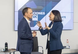 Mario Mañana y Conchi López, en un momento del debate celebrado ayer en la sede de El Diario Montañés.