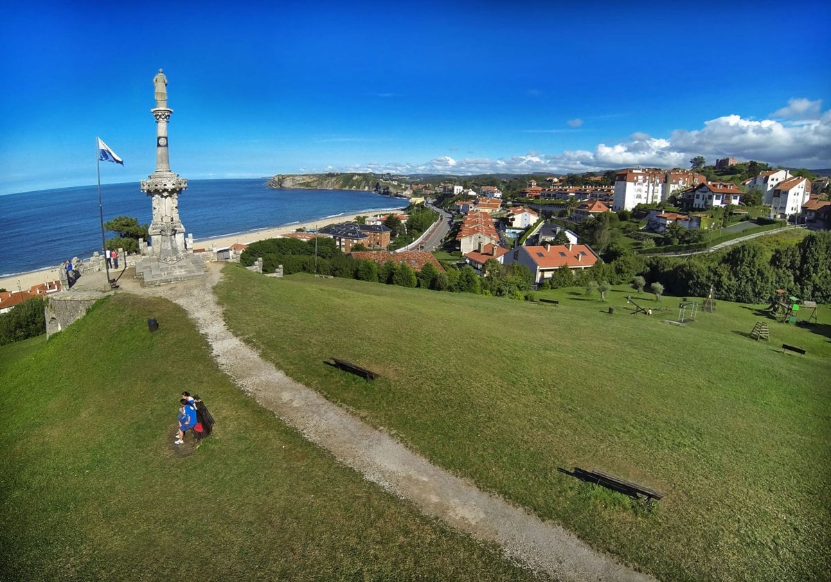 Parque de la estatua de Comillas, donde los conservacionistas aseguran se han talado árboles que no han sido repuestos.