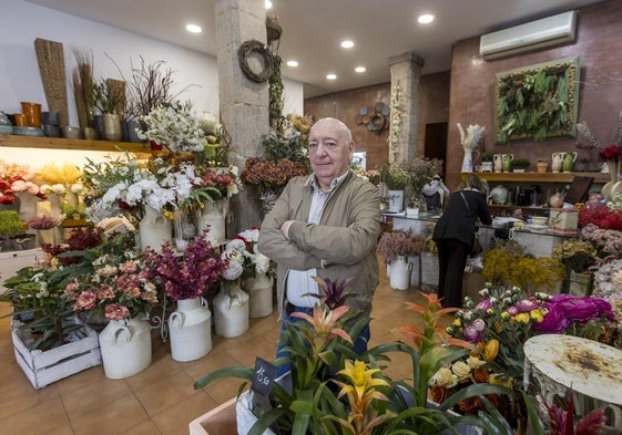 Ciriaco Herrera Miranda, en la floristería que puso en marcha hace tres décadas en Santander.