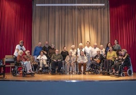 Participantes y responsables del proyecto 'Iceberg', en la residencia de mayores de la Fundación San Cándido.