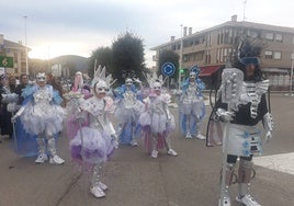 Participantes disfrazados en el desfile de Carnaval de Noja.