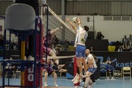 Aguilera, en primer término, al bloqueo en el partido ante el Benidorm.