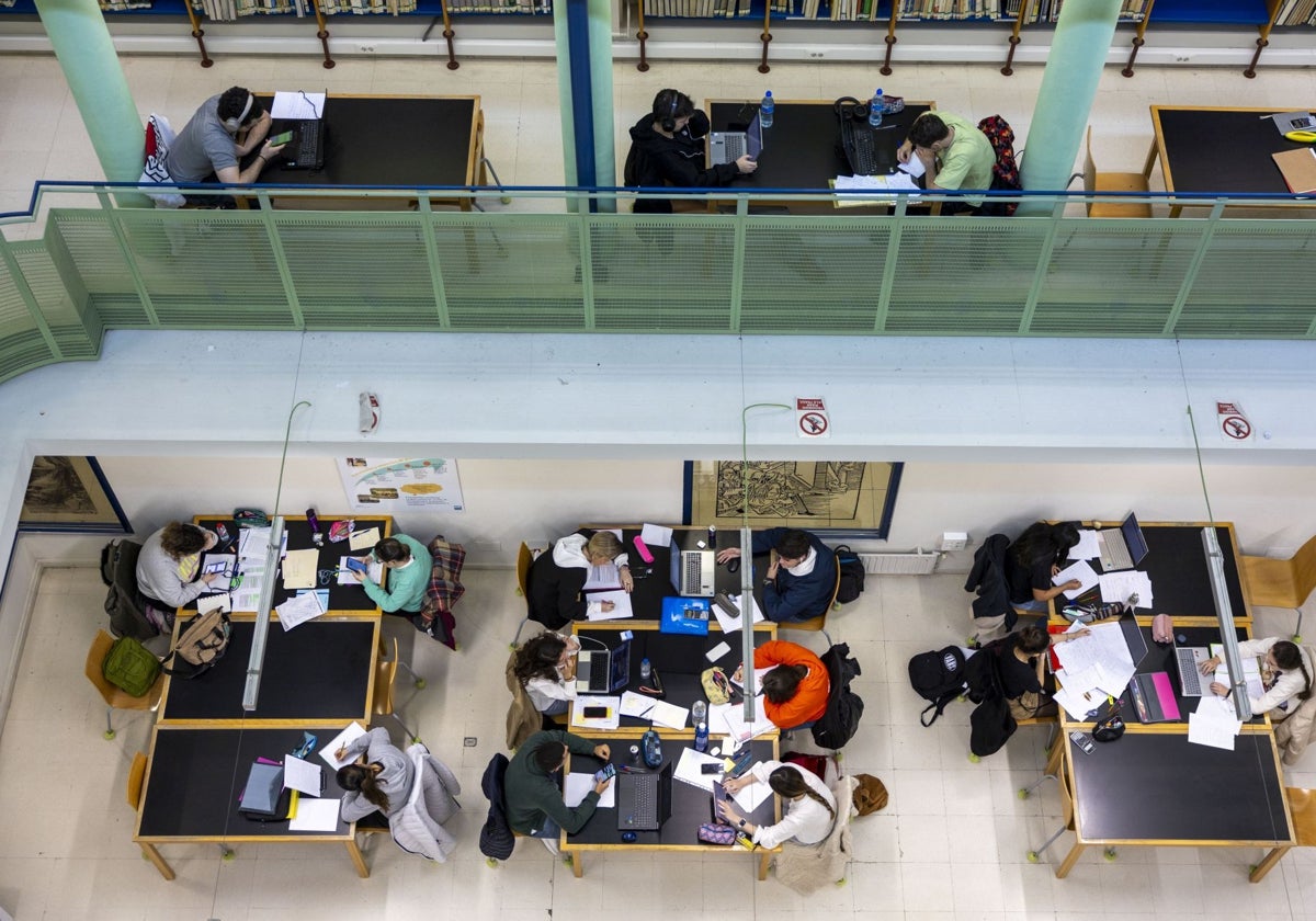 Los ordenadores y los apuntes copan las mesas de la planta baja de la biblioteca del edificio Interfacultativo de la Universidad de Cantabria.