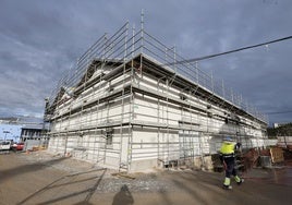 Un operario trabaja en las obras de rehabilitación del recinto ferial de La Lechera, en Torrelavega.