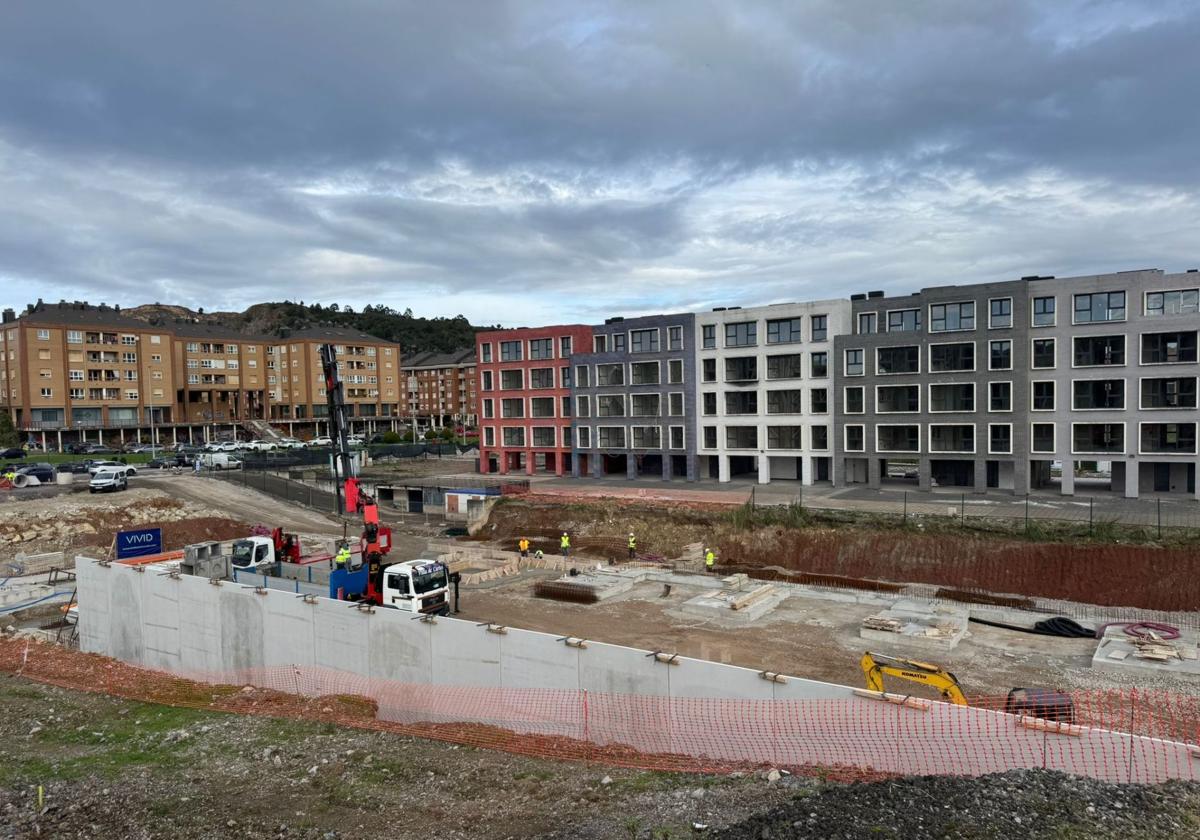 La maquinaria trabaja para levantar un supermercado Aldi junto al 'edificio de los albaneses', en Nueva Montaña, que también será rehabilitado.