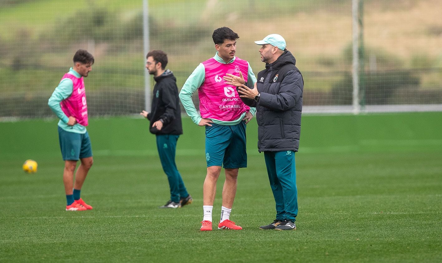 José Alberto charla con Meseguer al término de la sesión. 