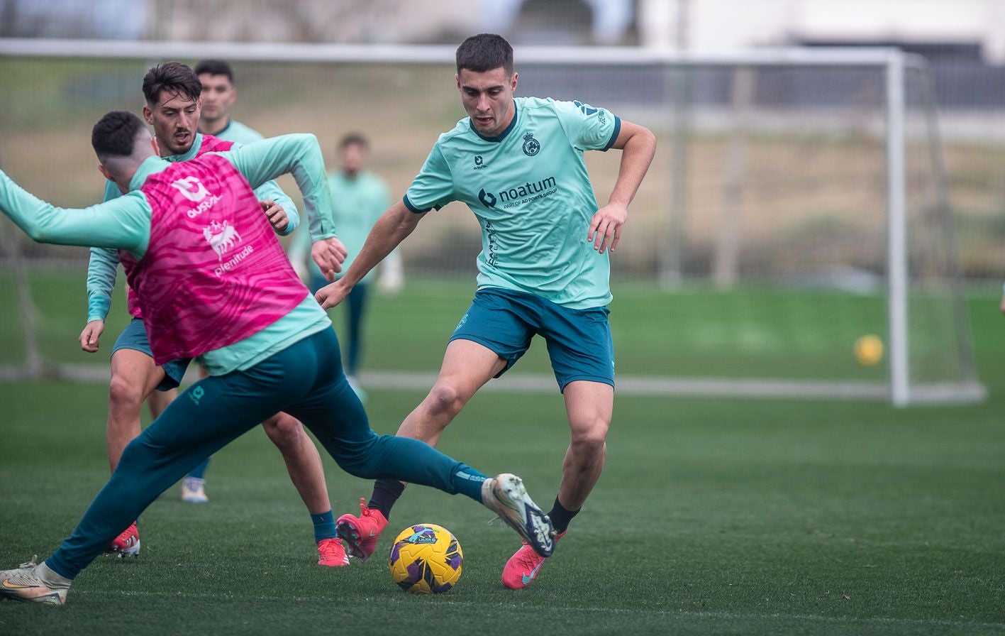 Karrikaburu, perseguido por Vencedor, trata de sortear a Manu Hernando. 