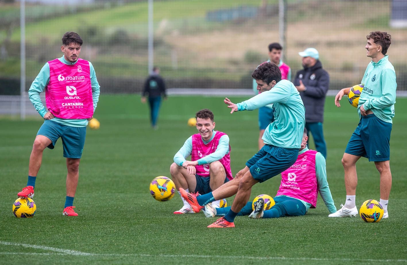 Marco Sangalli lanza a portería en presencia de algunos de sus compañeros. 