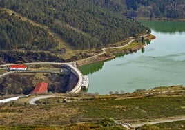 El embalse de Alsa, junto a la central hidroeléctrica de Aguayo, desde la carretera de acceso al depósito superior.