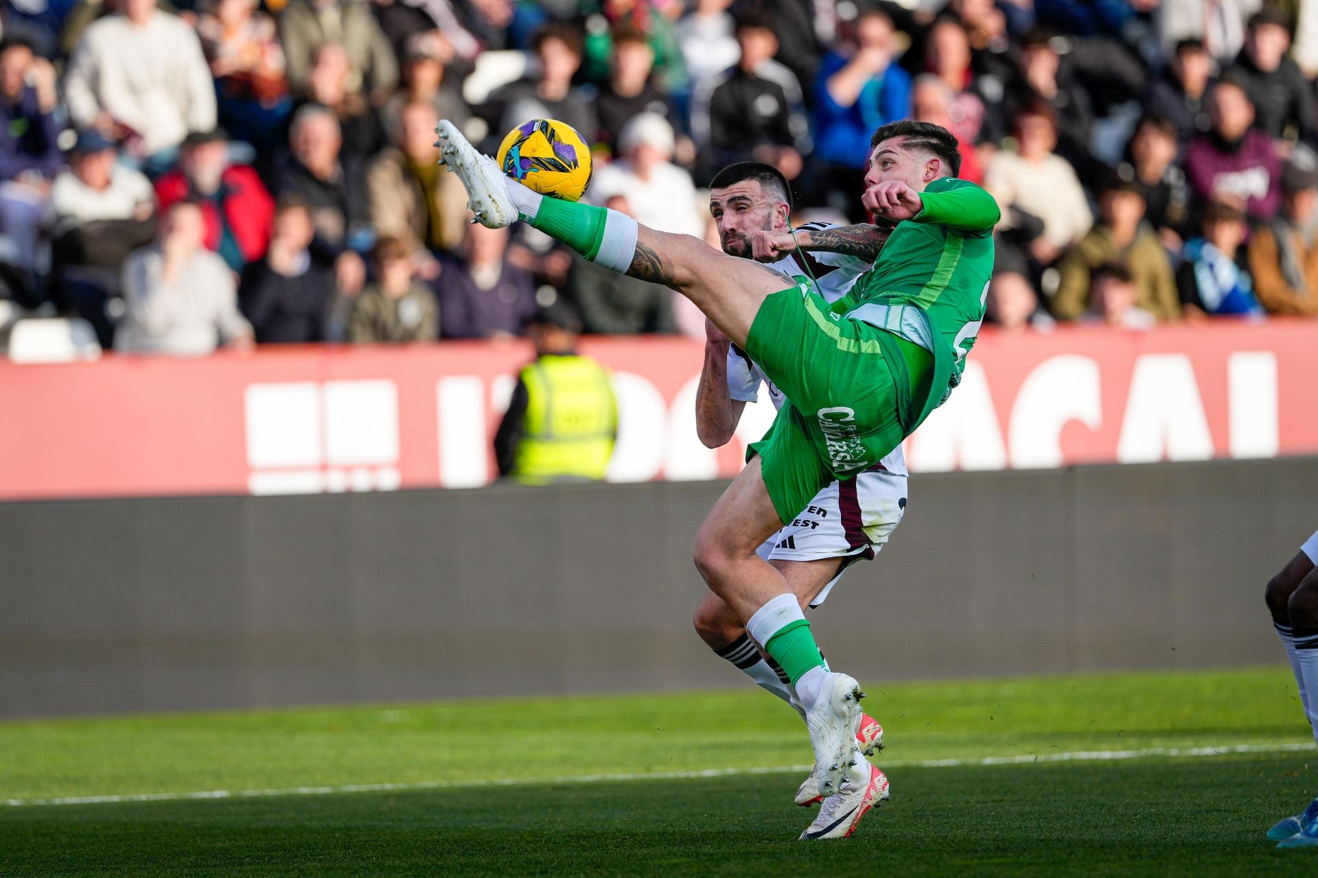 El racinguista Javi Montero despeja un balón ante un rival del Albacete.