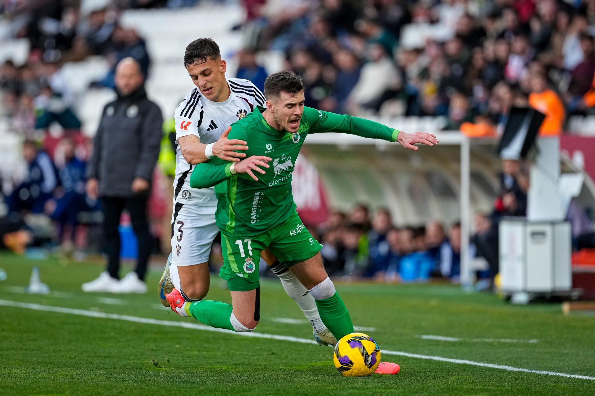 Clément Michelin protege el balón ante un jugador del Albacete. 