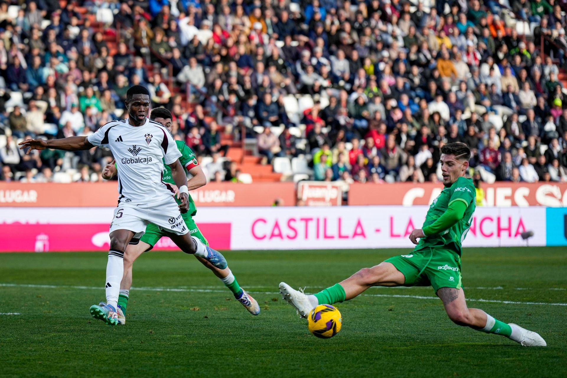 Javi Montero impide que un rival del Albacete se haga con el balón. 