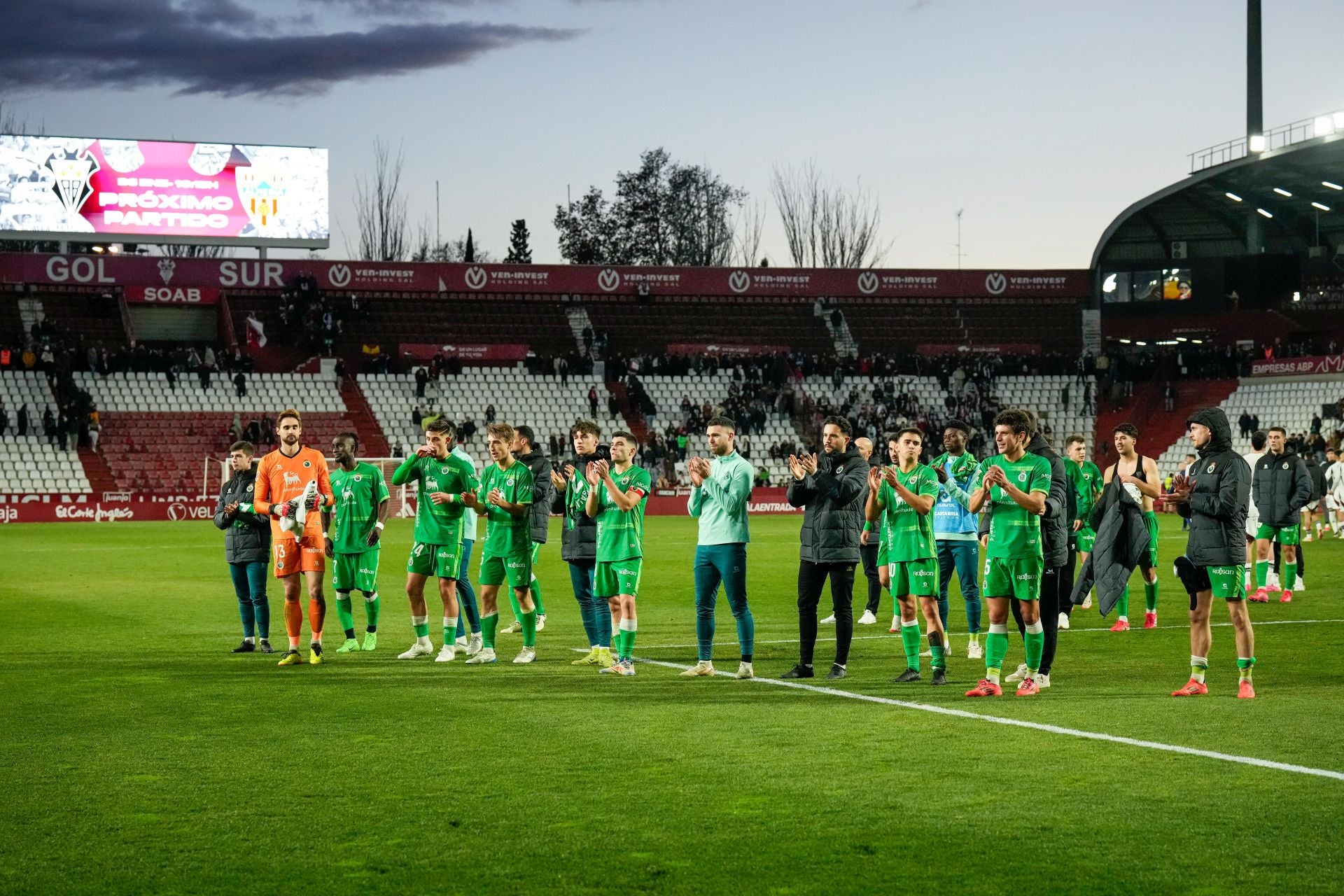 Los jugadores se despiden de la grada con aplausos tras sumar un punto en el Carlos Belmonte. 