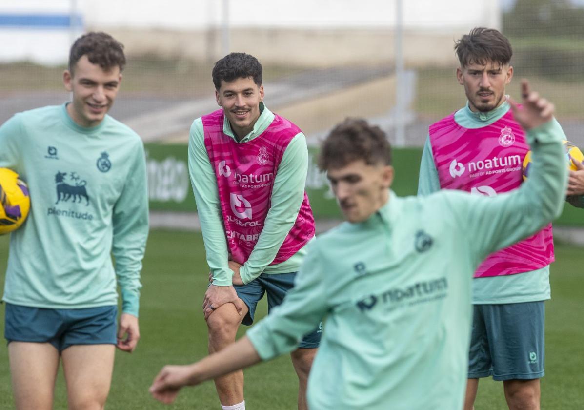 Íñigo Vicente, Meseguer y Unai Vencedor observan el golpeo de Pablo Rodríguez.