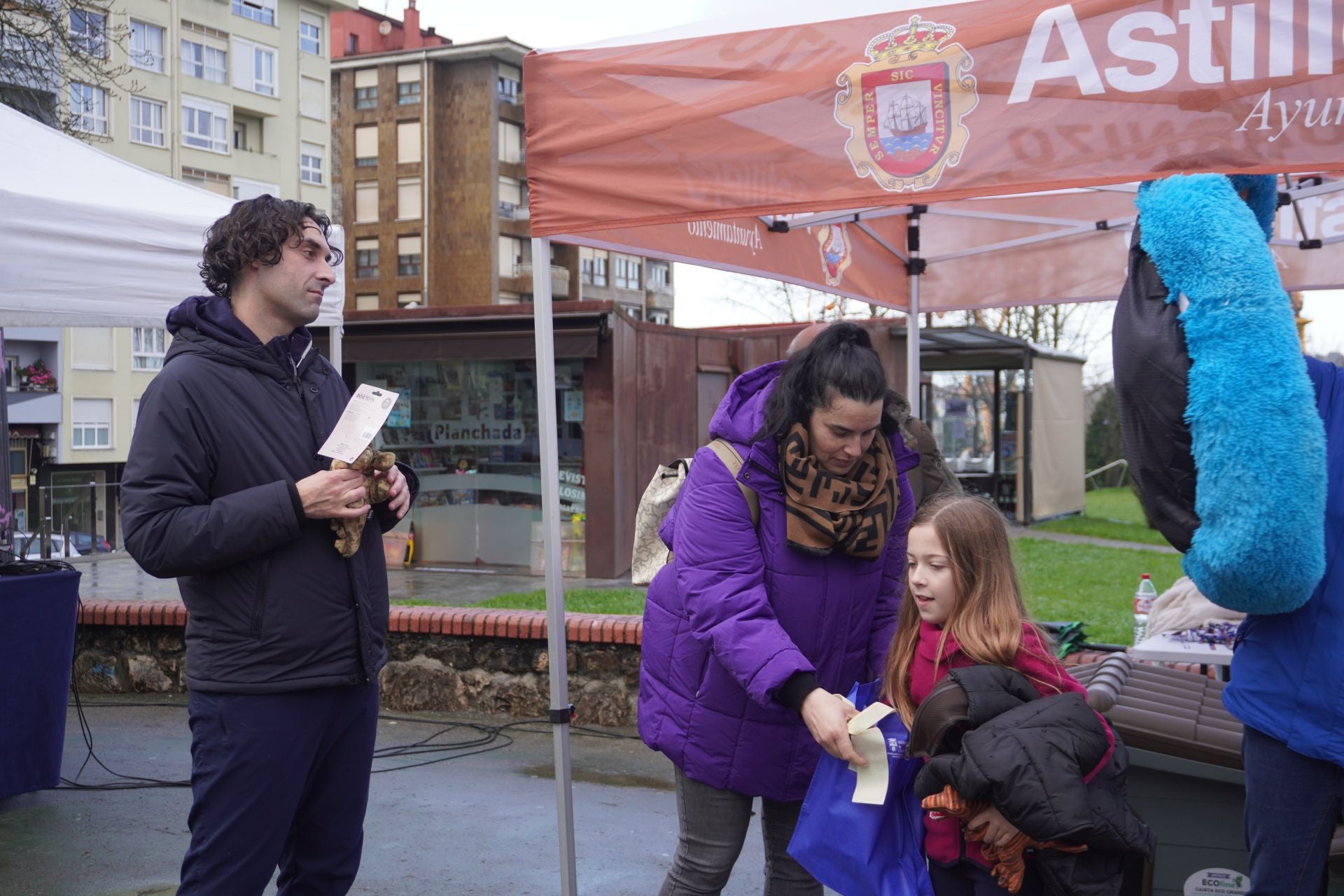 Durante la mañana se realizaron sorteos, en la foto el alcalde, Javier Fernández Soberón junto a una pequeña que resultó agraciada. 