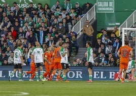 Los jugadores del Racing, cabizbajos, tras encajar un gol contra el Celta.