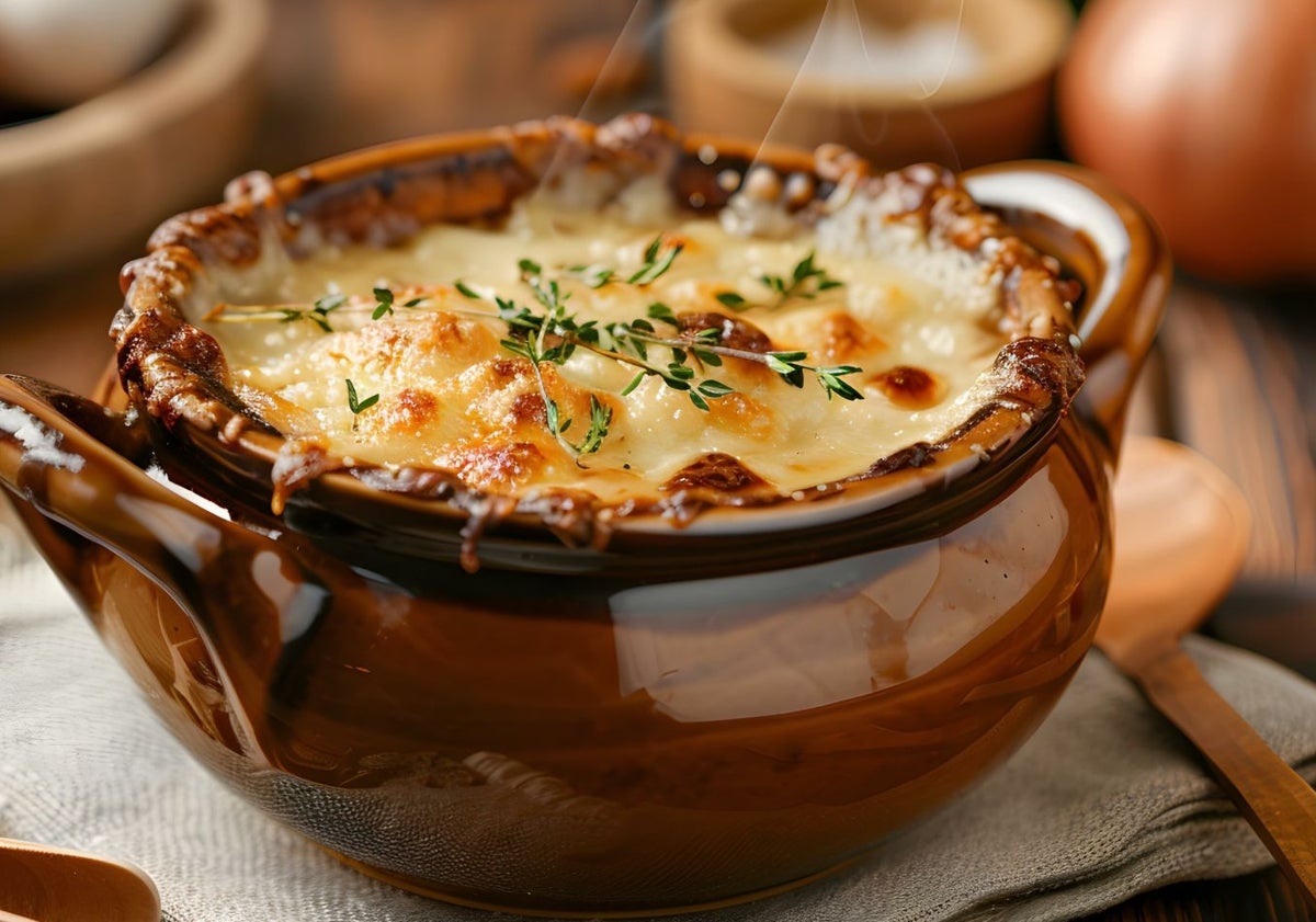 Imagen principal - Sopa de cebolla (Francia), sopa de pescado (España) y sopa stracciatella (Italia).