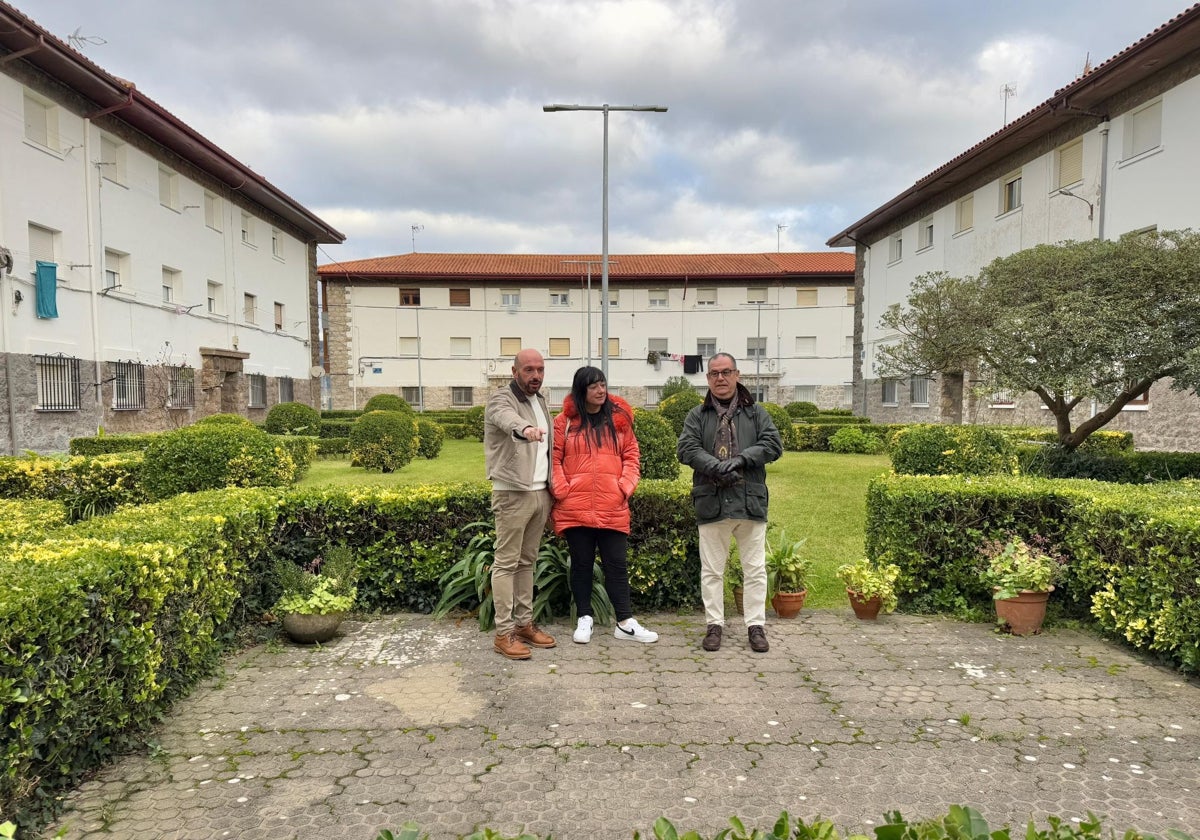 El alcalde de Laredo, Miguel González; la concejal de Barrios, Rosalina López; y el edil de Obras, Benito Ortiz inspeccionan la zona de la obra.