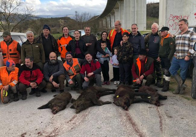 Miembros de la cuadrilla 42, de Ángel Puente, con cuatro jabalíes abatidos en Montequemado recientemente.