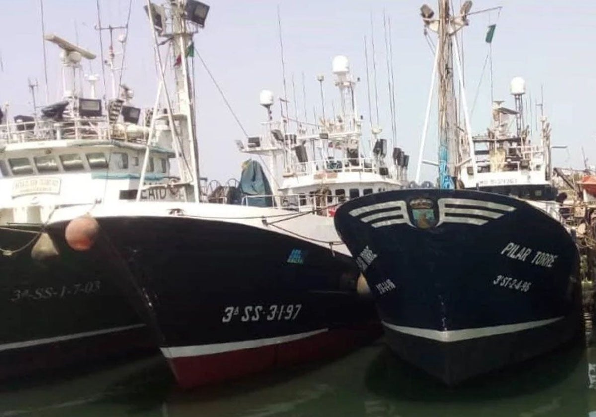 Los atuneros están amarrados actualmente en Dakar, capital de Senegal.