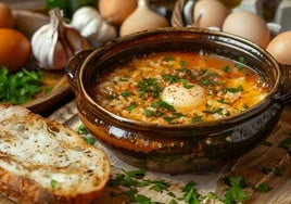 La sopa de ajo castellana es una receta humilde y tradicional que se elabora de manera similar en toda España.