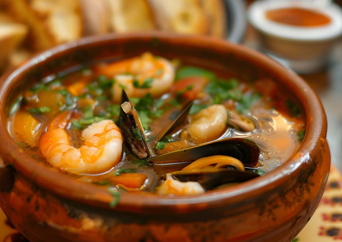 Imagen secundaria 1 - Sopa de cebolla (Francia), sopa de pescado (España) y sopa stracciatella (Italia).