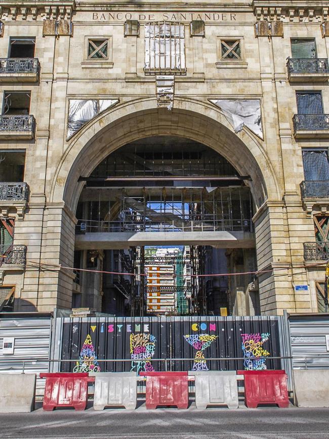 La pasarela del emblemático arco, que luego será acristalado, ya es visible.