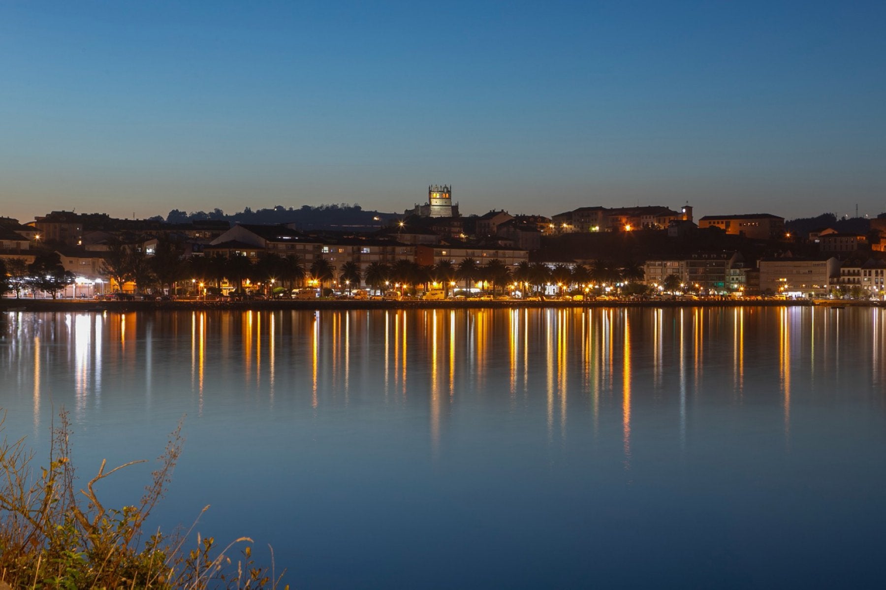 Imagen de San Vicente de noche con el nuevo alumbrado desde el puente de La Maza.