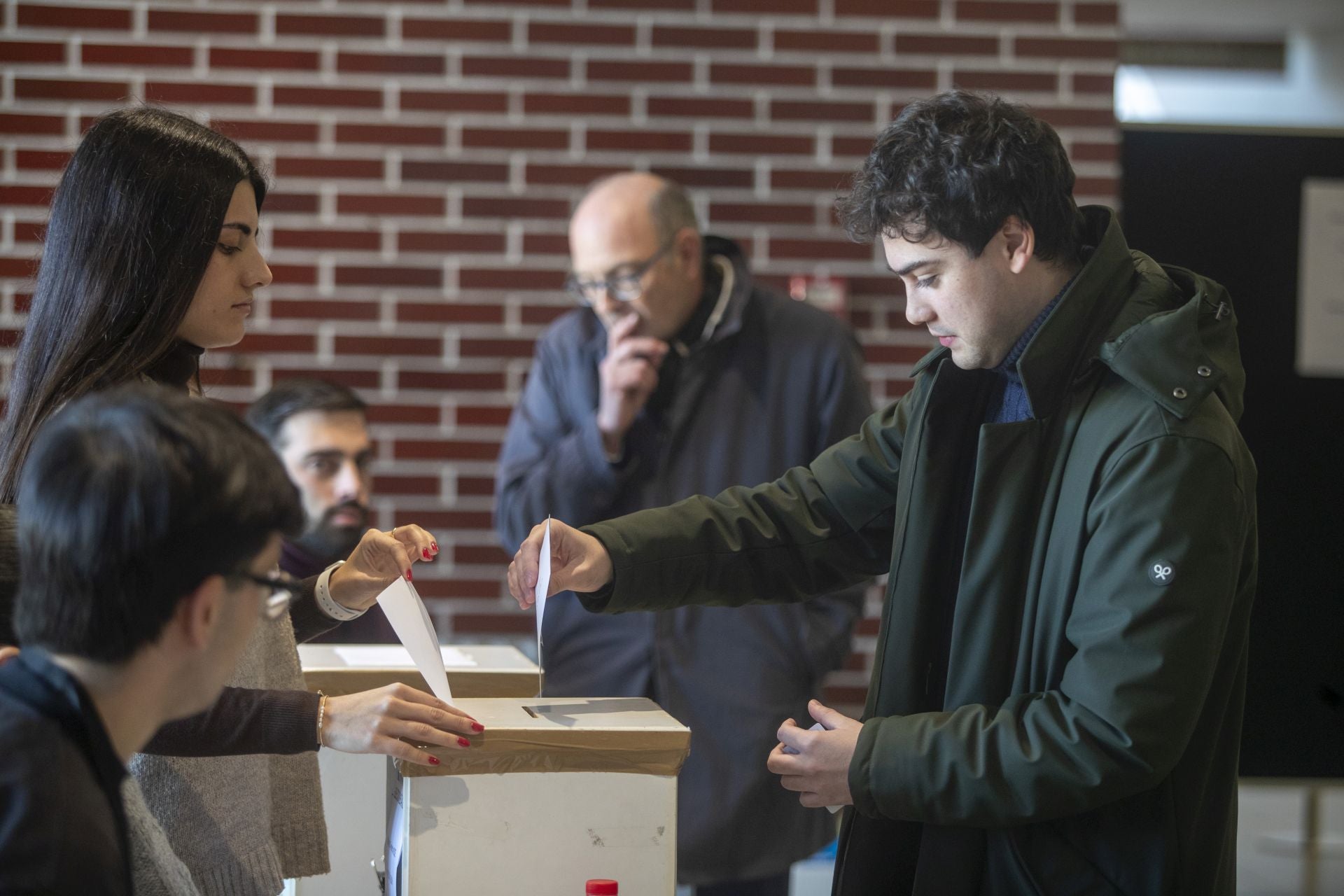 Un alumno deposita su voto en una de las mesas electorales del campus de Las Llamas. 