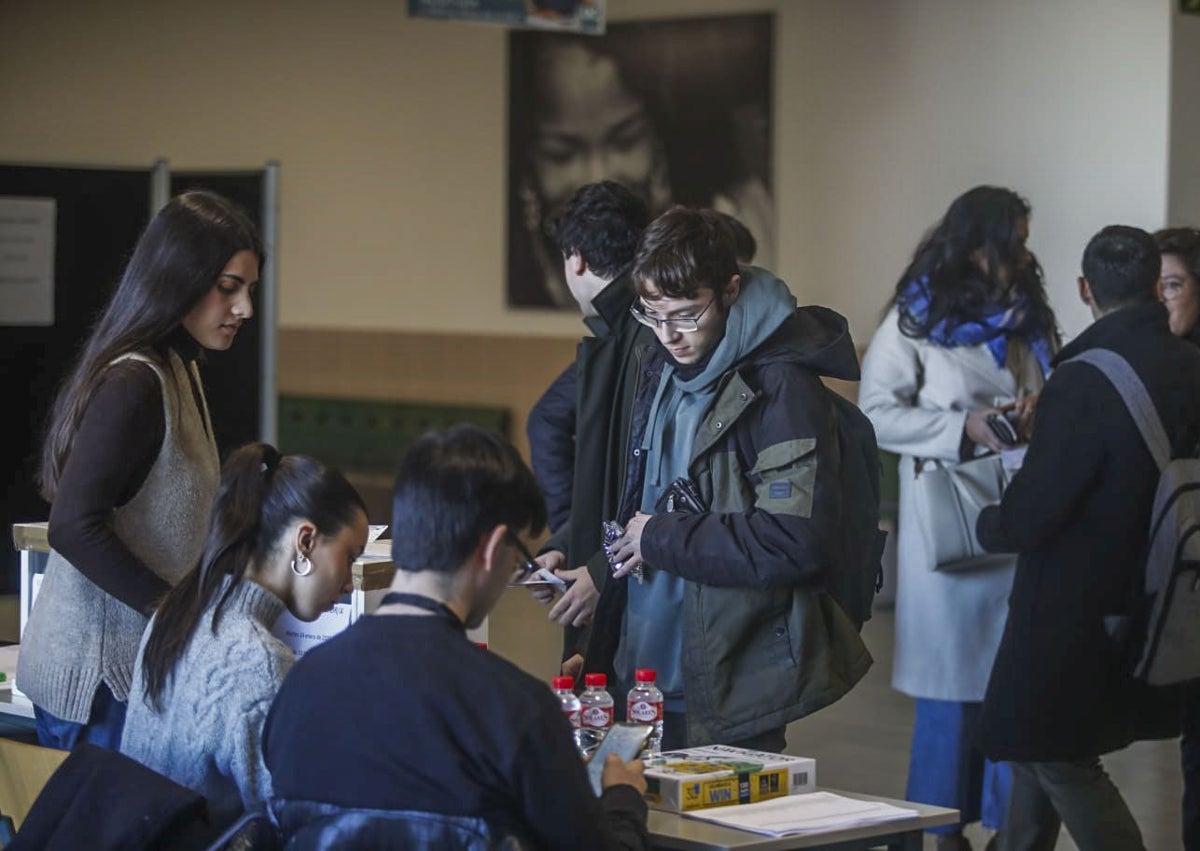 Imagen secundaria 1 - A la izquierda, un grupo de alumnos vota en el edificio de las Facultades de Derecho y Ciencias Económicas y Empresariales. A la derecha, el rector de la UC, Ángel Pazos, ejerce su derecho al voto en la sala Gómez Laá. 