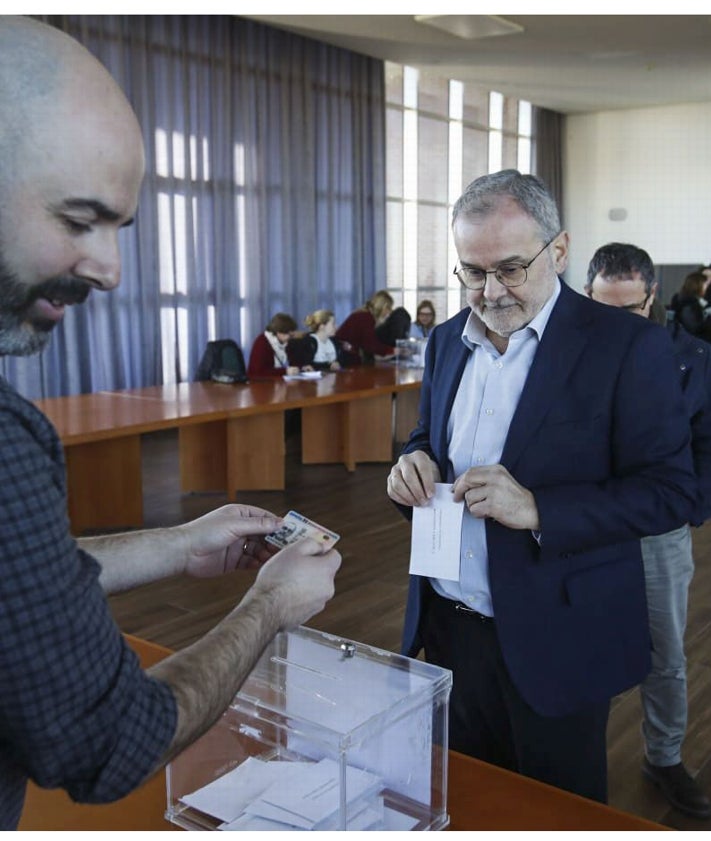 Imagen secundaria 2 - A la izquierda, un grupo de alumnos vota en el edificio de las Facultades de Derecho y Ciencias Económicas y Empresariales. A la derecha, el rector de la UC, Ángel Pazos, ejerce su derecho al voto en la sala Gómez Laá. 