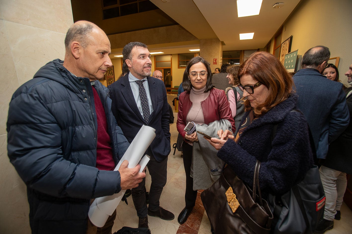 Conchi López y miembros de su equipo revisan los datos que van llegando.