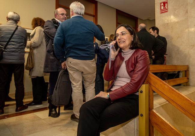 Conchi López habla por teléfono tras conocer los resultados.