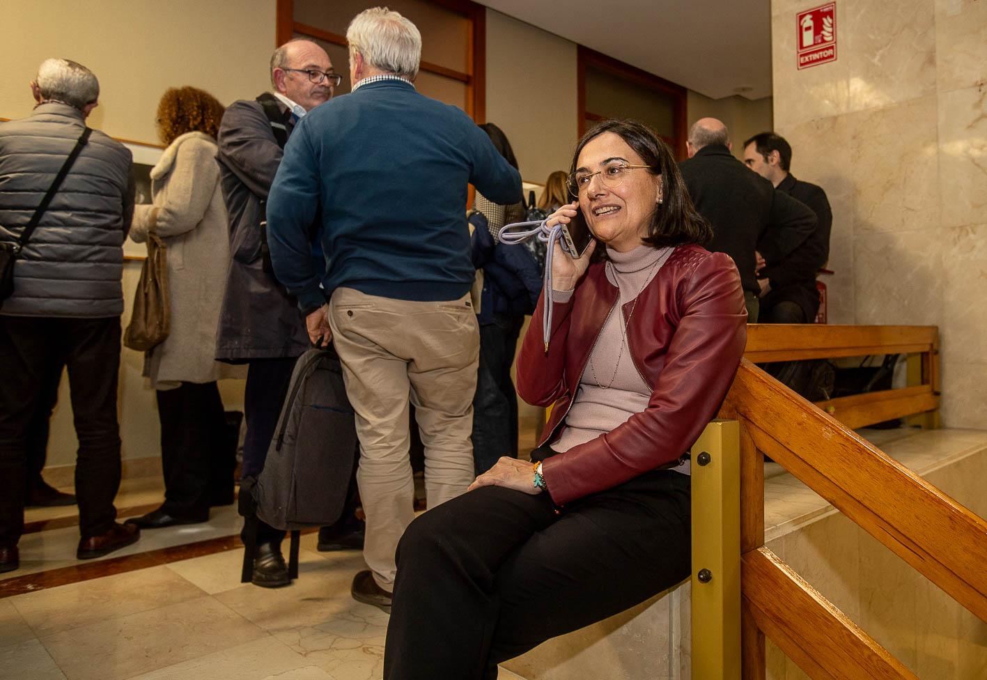 Conchi López habla por teléfono en el rectorado tras conocer que había ganado las elecciones.