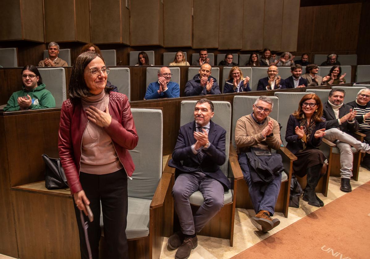 López saluda a los presentes cuando ya oficialmente es proclamada vencedora de las elecciones en la UC.