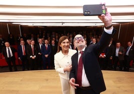 Buruaga se toma una foto junto a Felipe García Ascencio, director general de Banco Santander en México, ante un centenar de empresarios del país.