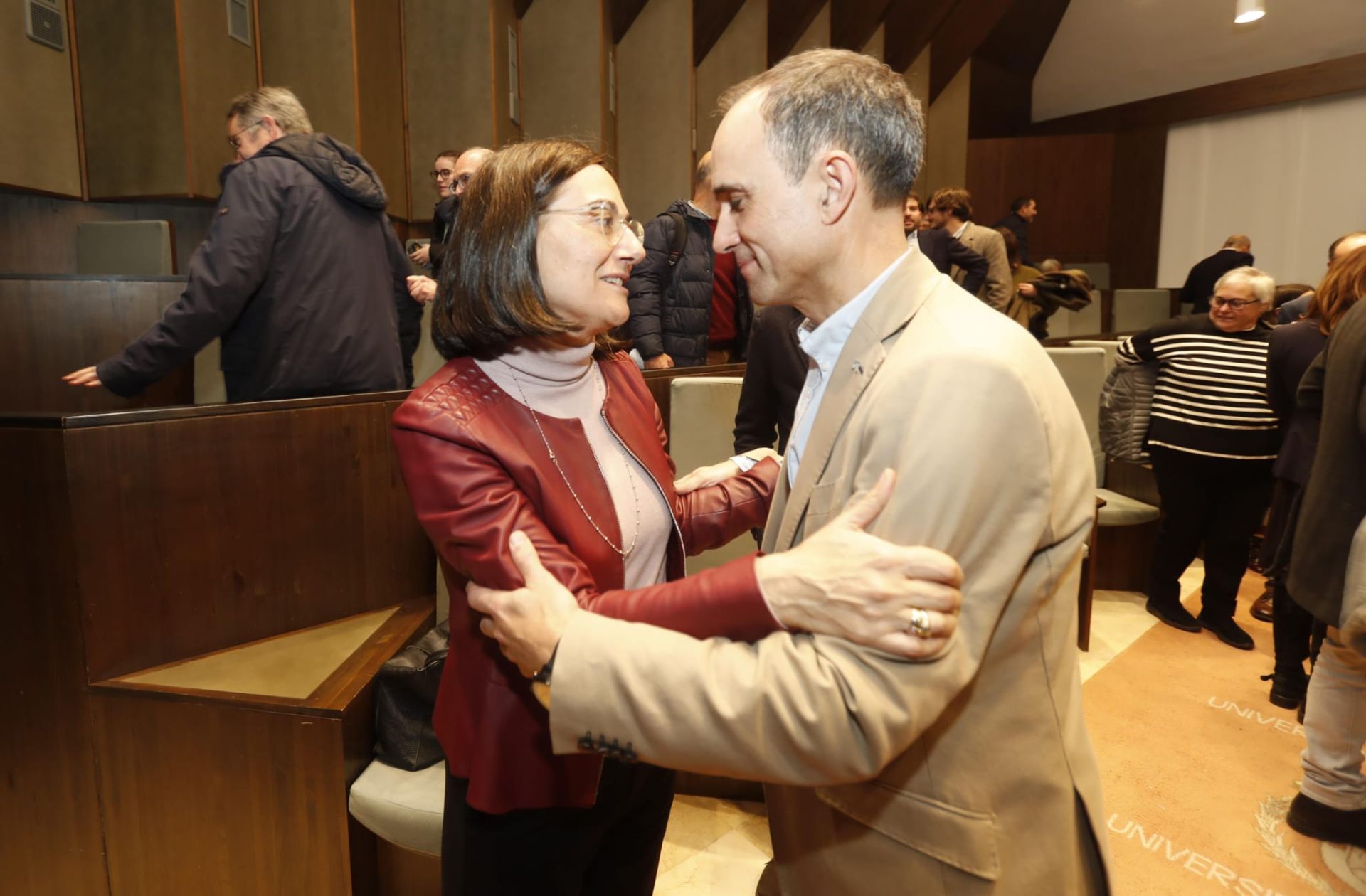 Mario Mañana felicita a Conchi López tras conocerse los resultados.