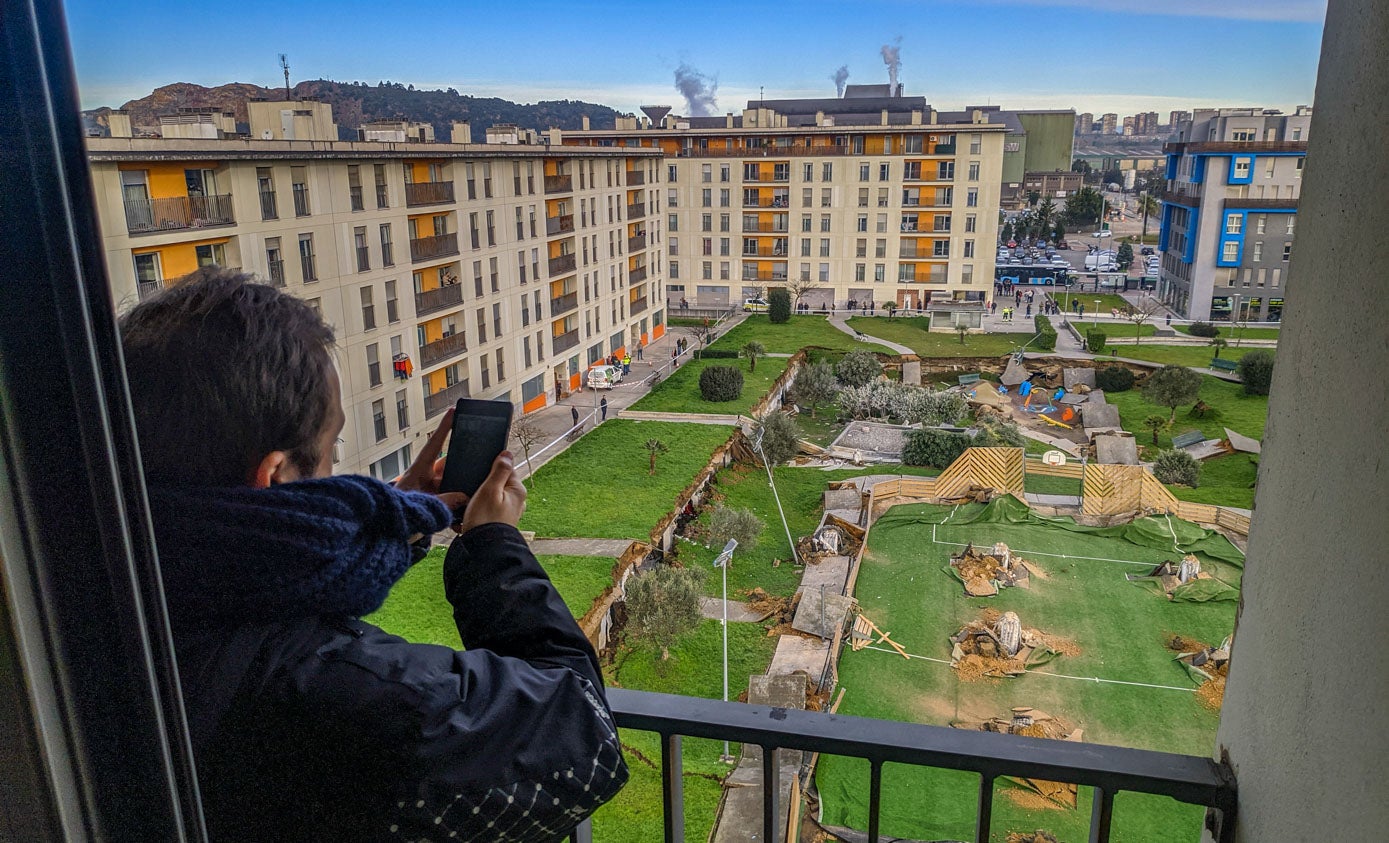 Responsables de Gesvicán (la empresa pública dependiente del Gobierno de Cantabria que se hizo cargo tanto de la construcción de los edificios y los garajes como de la reconstrucción cuando estos se derrumbaron) explicaron a los vecinos que el recinto de guarda de vehículos era totalmente independiente del de los pisos y que sus viviendas no corrían ningún peligro.