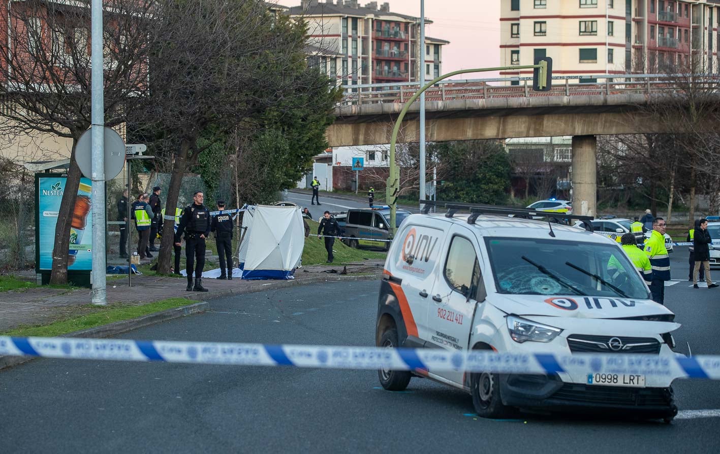 El conductor, que ha dado positivo en drogas, robó la furgoneta (en la imagen) -de la empresa de INV seguridad- junto a la Biblioteca Central, en la calle Castilla.