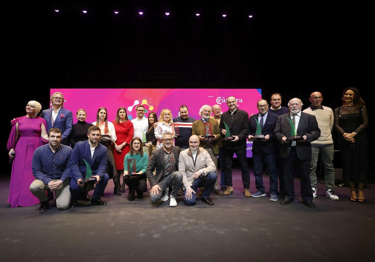 Los empresarios homenajeados posan con sus seres queridos en una foto de familia, junto a Pasión Vega, Javier Castillo 'Poty' (izquierda) y Silvia Jato (derecha).