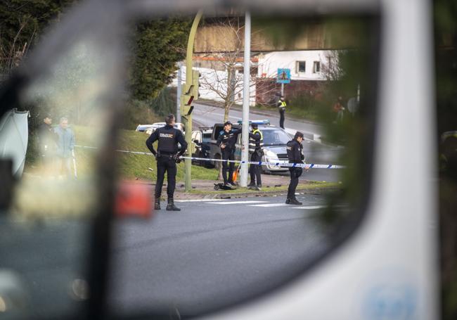 Agentes de la Policía Local de Santander y de Policía Nacional en el lugar de los hechos.