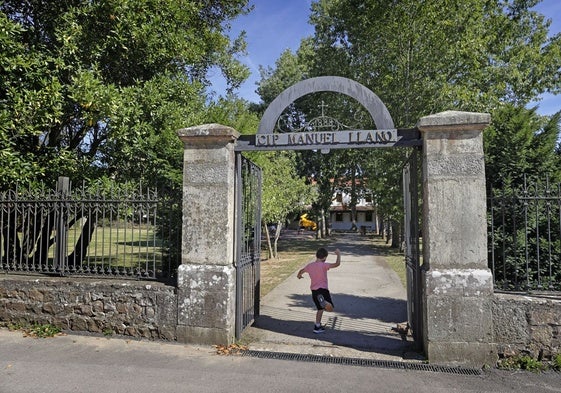 Un niño atraviesa la entrada al colegio Manuel Llano de Terán.