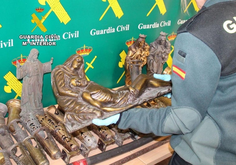 Algunas de las piezas que ha recuperado la Guardia Civil de Cantabria.