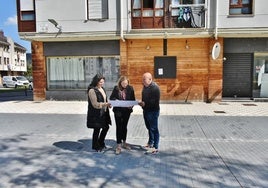 Lorena  Cueto, Patricia Burdie y Agustín Molleda frente al Centro de Día de Santiago.