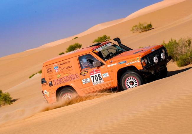 El Nissan con el que los cántabros han participado en esta edición de la carrera