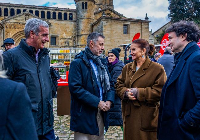 Gustavo Cubero y Luis Martínez Abad charlan con Samantha Vallejo-Nájera y Pepe Rodríguez.