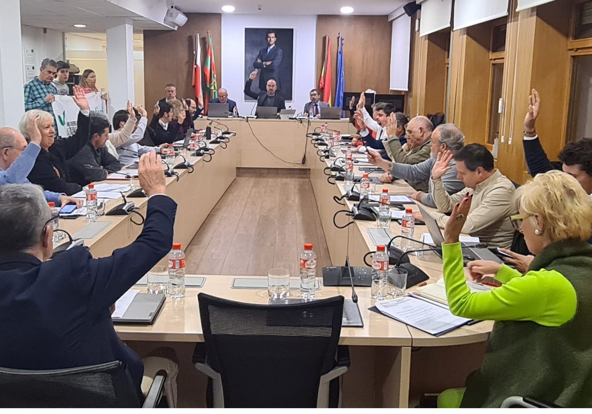 La mayoría de concejales vota a favor de la aprobación provisional del PGOU, este jueves, en Torrelavega.