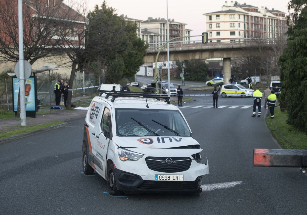 Estado en el que quedó la furgoneta robada por el detenido tras dos choques con dos vehículos y el atropello mortal de la vecina de 72 años.