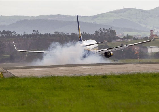 Aterrizaje de un avión en la pista del Seve en una jornada de viento sur.